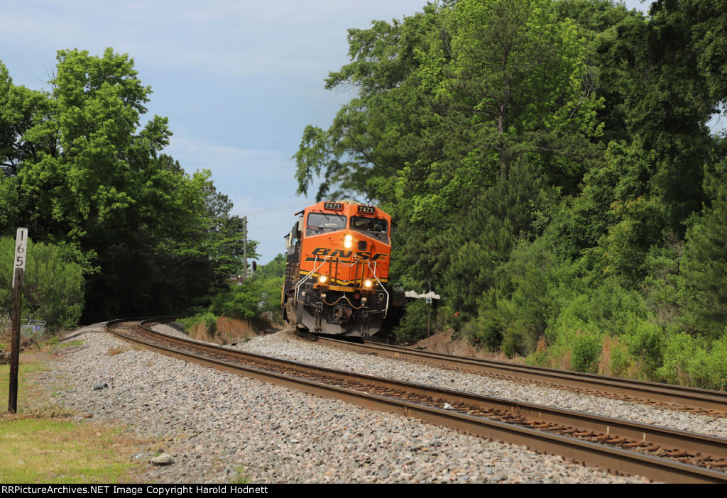BNSF 7471 leads NS train 350 around the curve at Fetner